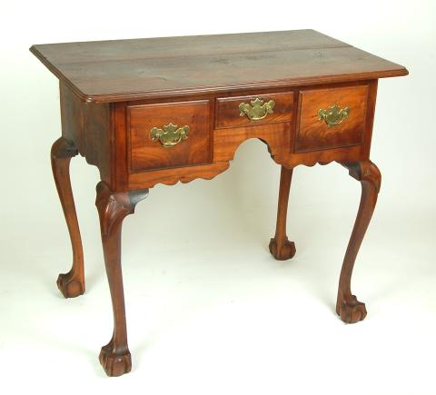 1958.3240 dressing table