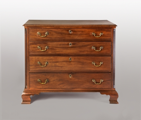 Chest with Four Drawers and 2 front legs